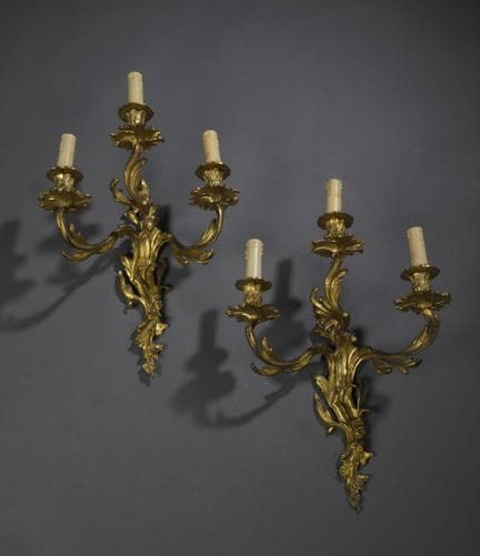 Paire d'appliques à trois lumières en bronze cisel