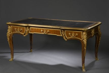 Grand bureau plat marqueté en palissandre à jeux d