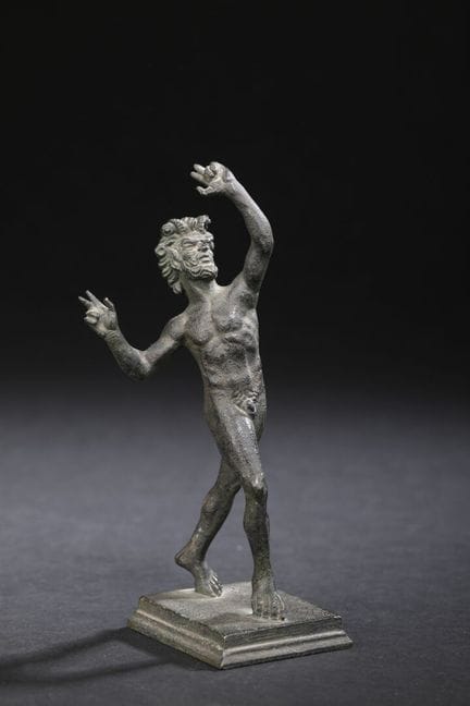 Faune dansant en bronze de patine brune d'après l'