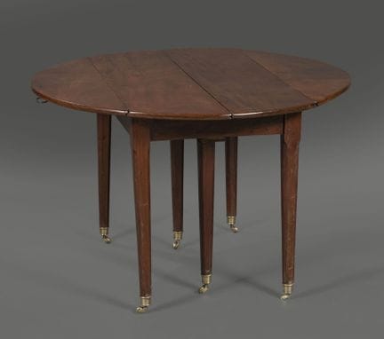 Table de salle à manger en acajou ; le plateau à v