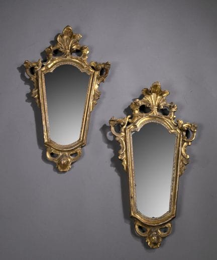 Paire de petits miroirs en résineux sculpté, moulu