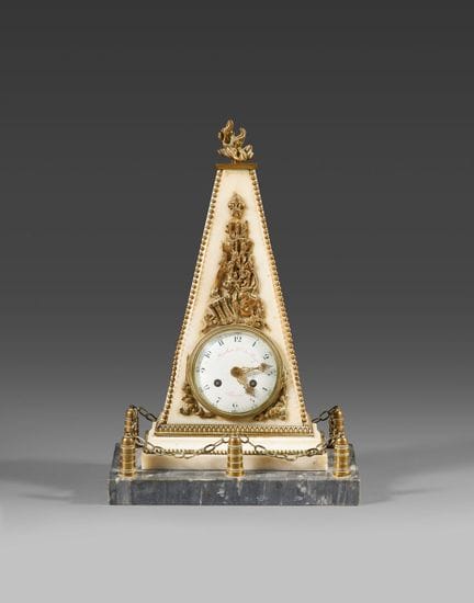 Pendule de cheminée en bronze ciselé et doré ; ell