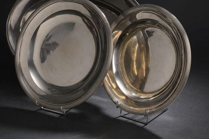 Deux plats ronds en argent 1er titre (950/000), 
m