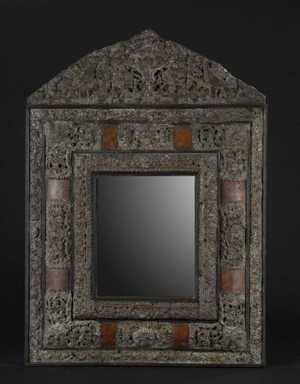 Miroir dans un cadre à profil inversé en placage d