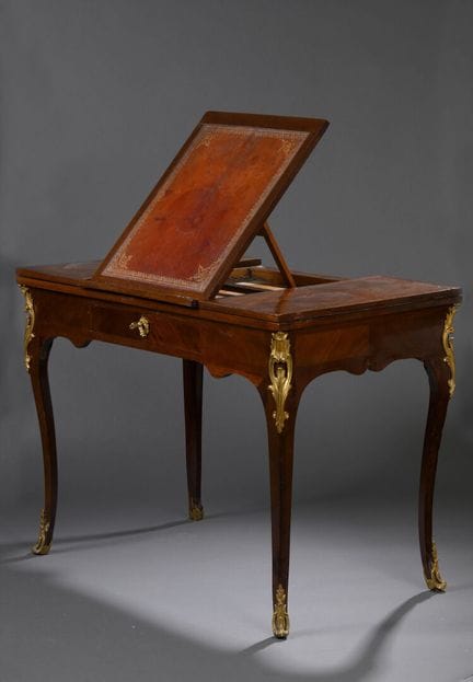 Table liseuse marquetée en quartefeuilles ou fil d