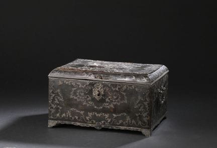 Coffret en placage d'écaille brune à décor « en pi