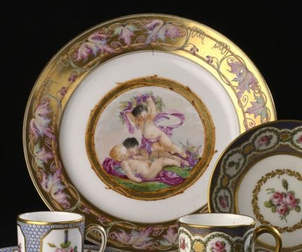 Sèvres
Assiette en porcelaine à décor polychrome a
