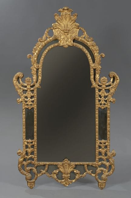 Miroir à parcloses en bois sculpté et doré ; à l'a