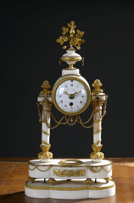 Pendule dite portique en marbre blanc et bronze ci