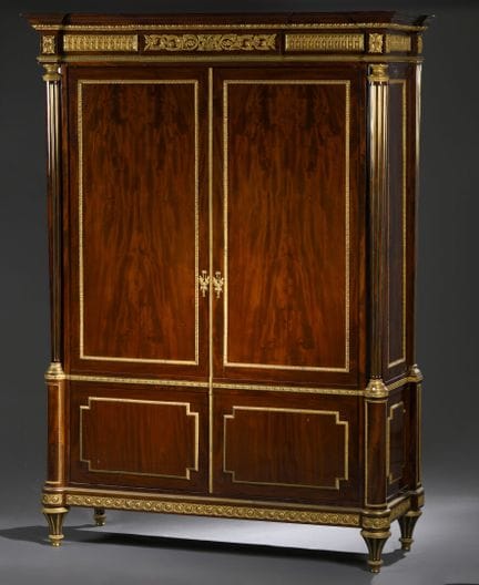 Armoire en acajou et placage d'acajou ; de forme a