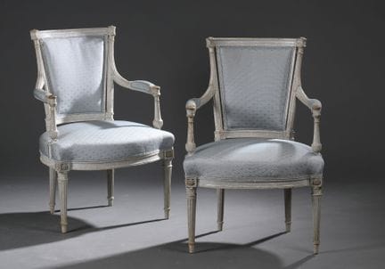 Paire de fauteuils cabriolet en hêtre mouluré, scu
