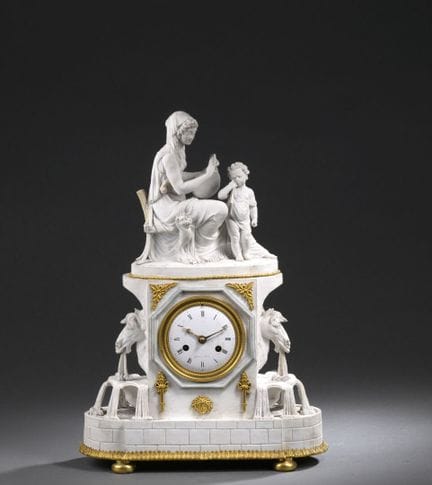 Pendule en biscuit représentant une jeune femme co