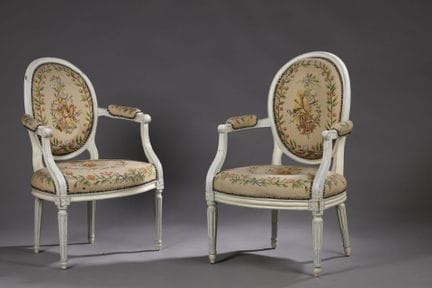 Deux fauteuils formant paire à dossier cabriolet e