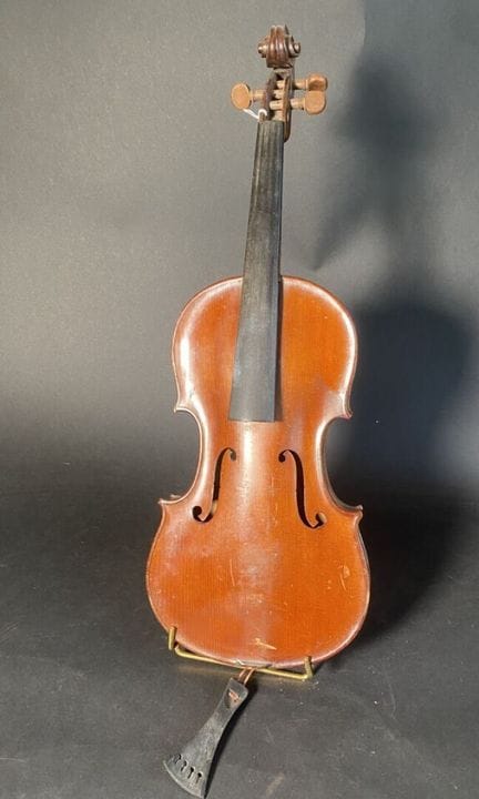 °Violon d'étude portant une étiquette apocryphe « 