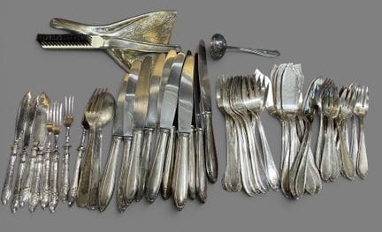 Partie de ménagère en métal argenté comprenant dou