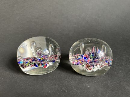 TRAVAIL FRANÇAIS 
Deux sulfures en verre mélangé. 