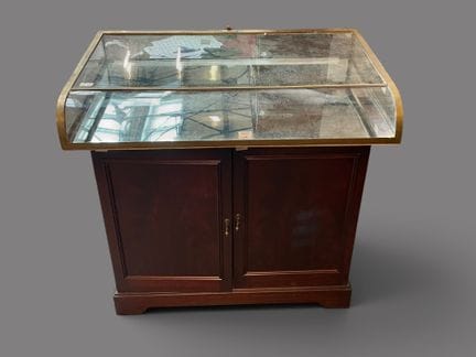 展示柜及其带双开门的木制底柜。
不带底柜的展示柜尺寸：100 x 14 x 65 厘米
无钥匙