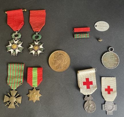 Lot de médailles et décorations dont 
-Croix de Gu