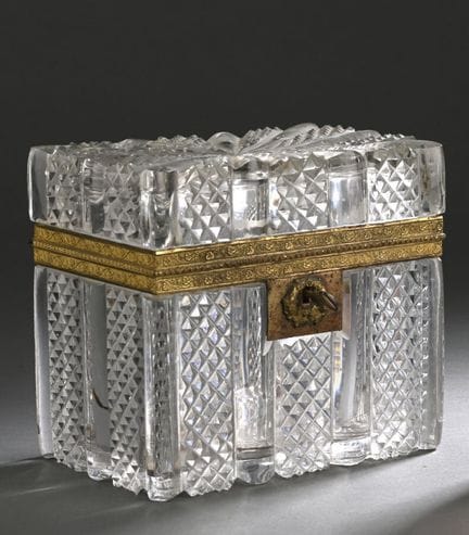 Caja rectangular de cristal tallado con montura de