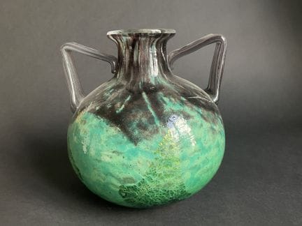 Vase en verre brun marmoréen vert à inclusions mét