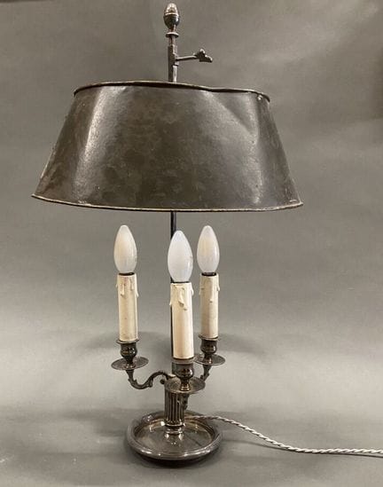Lampe bouillotte en bronze argenté à trois bras de