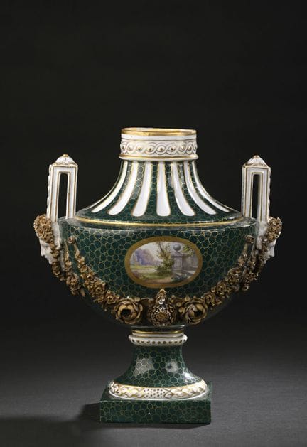 Vase vaisseau en porcelaine émaillé vert, le col g