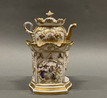 Tisanière en porcelaine à décors de paysans et pay