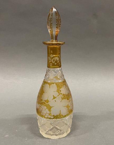 Flacon  en cristal de bohème doublé jaune à décor 