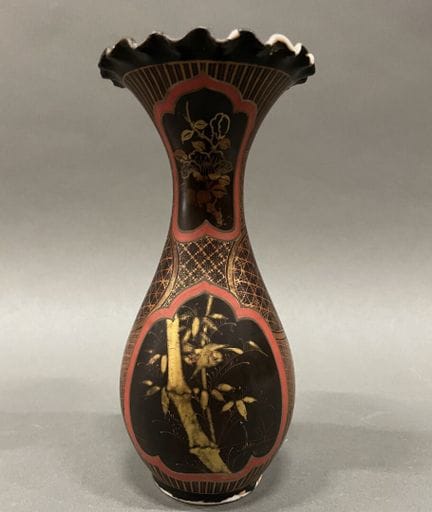 Vase en porcelaine de forme balustre à décor de la