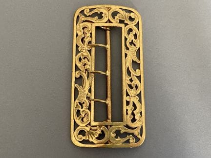 Boucle de ceinture en métal à décor de frises de r