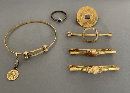 Un ensemble de bijoux fantaisie en métal, broches 