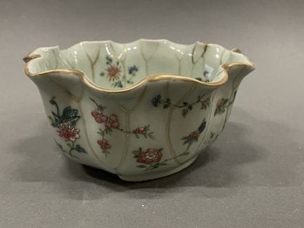 Coupe polylobée en porcelaine de Chine à fond céla