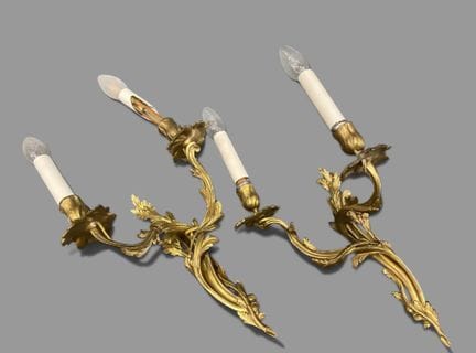 Paire d'appliques à deux bras de lumière en bronze