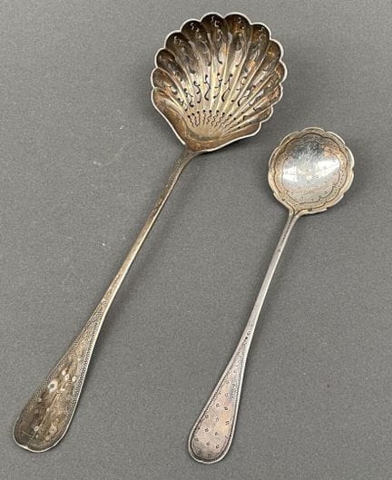 °Cuillère à saupoudrer et petite cuillère ronde en