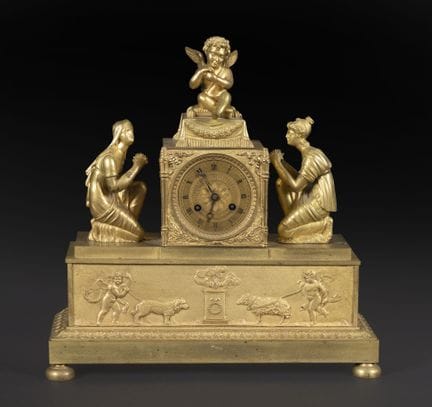 Pendule de cheminée en bronze doré reposant une ba
