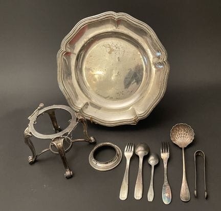 Lot en métal argenté : plat rond, cuillère à saupo