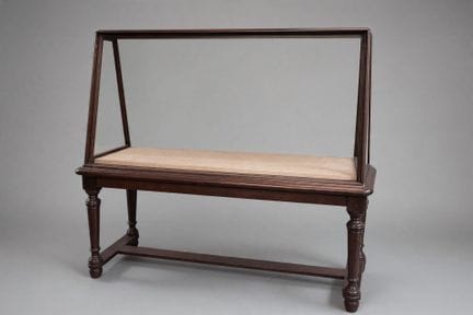 由模压和车削木料制成的梯形展示柜
200 x 180 x 75 厘米