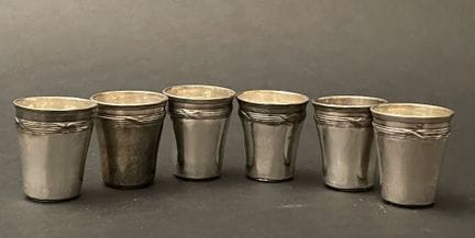 Six gobelets à liqueur en argent Minerve à décor d