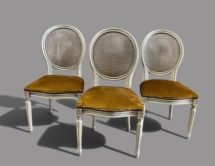 Set di tre sedie in legno laccato bianco, con schi