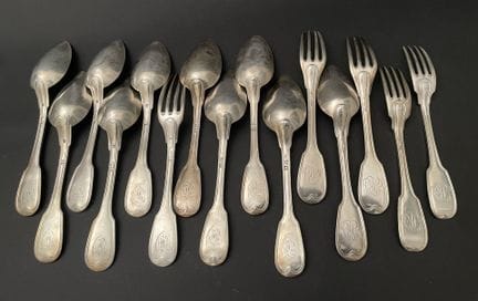 Cinq fourchettes et dix cuillères de table en arge