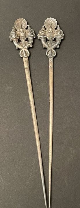 Deux piques à brochette en argent Minerve, la pris