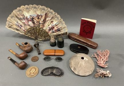 Lot d'objets de vitrine : éventail, médailles en b
