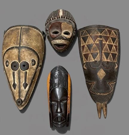 Lot de quatre masques africains en bois polychrome