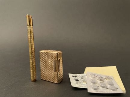 S.T. DUPONT 
Gold-plated lighter with diamond-poin