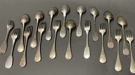 Lot de couverts en argent dépareillés chiffrés
XIX