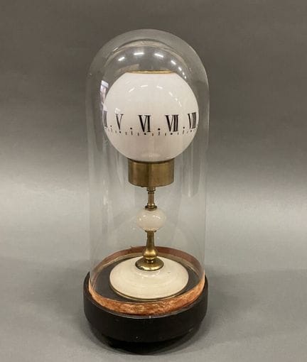 Horloge veilleuse à cadran tournant en verre opali
