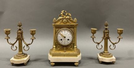Pendule borne en bronze doré, le sommet à décor de