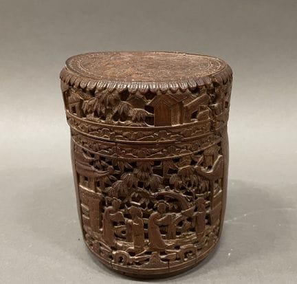 Pot couvert en bambou sculpté de personnages
Chine