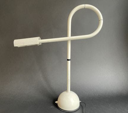 Lampe de bureau en métal laqué blanc
H : 55 cm
Acc