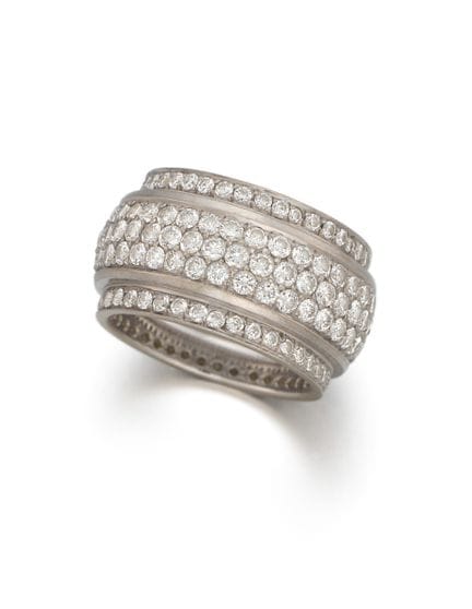 ANELLO CLASSICO CON DIAMANTI

Provenienza: presumi